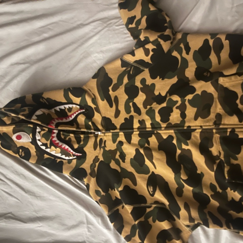 Bape hoodie size XL worn twice bought for 400 looking to sell it for 250-300